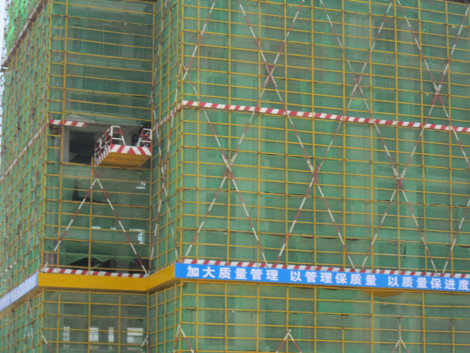 脚手架悬挑梁部分的装饰 脚手架悬挑梁部分的装饰