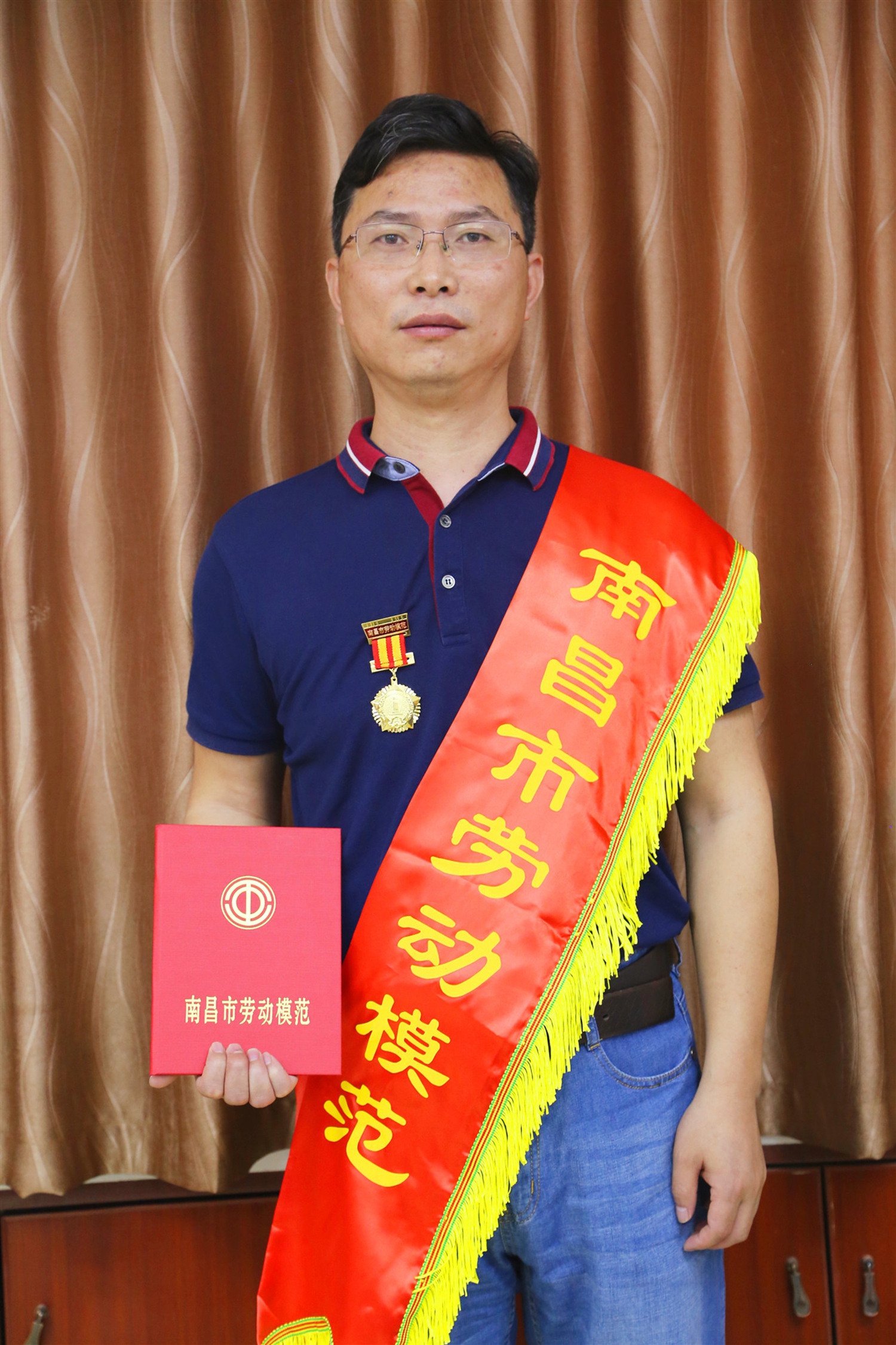 余时发同志荣获市级劳模称号 余时发同志荣获市级劳模称号