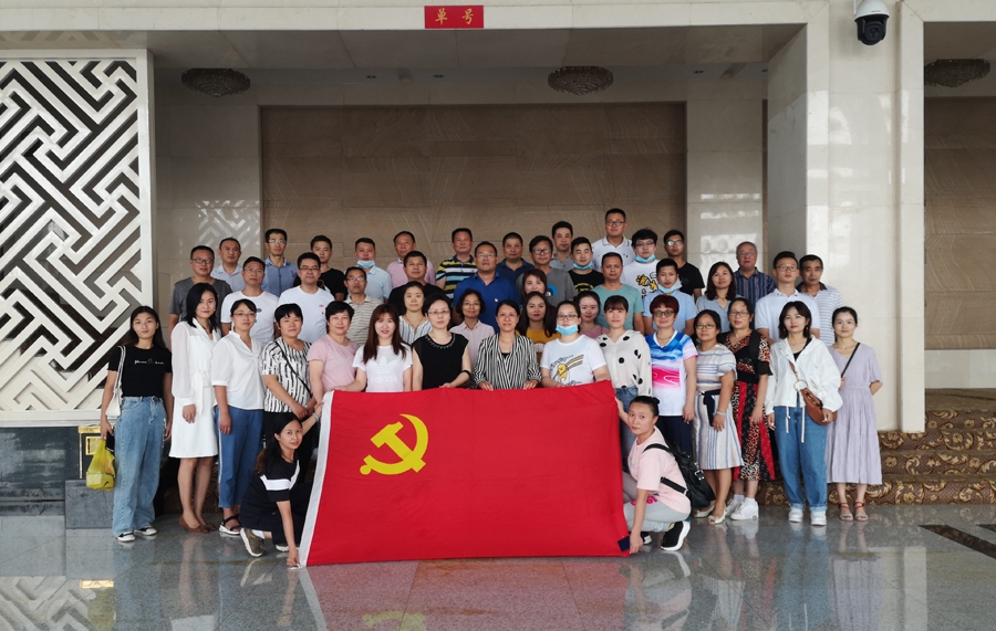 公司组织党员干部观看普法电影《特别追踪》 公司组织党员干部观看普法电影《特别追踪》