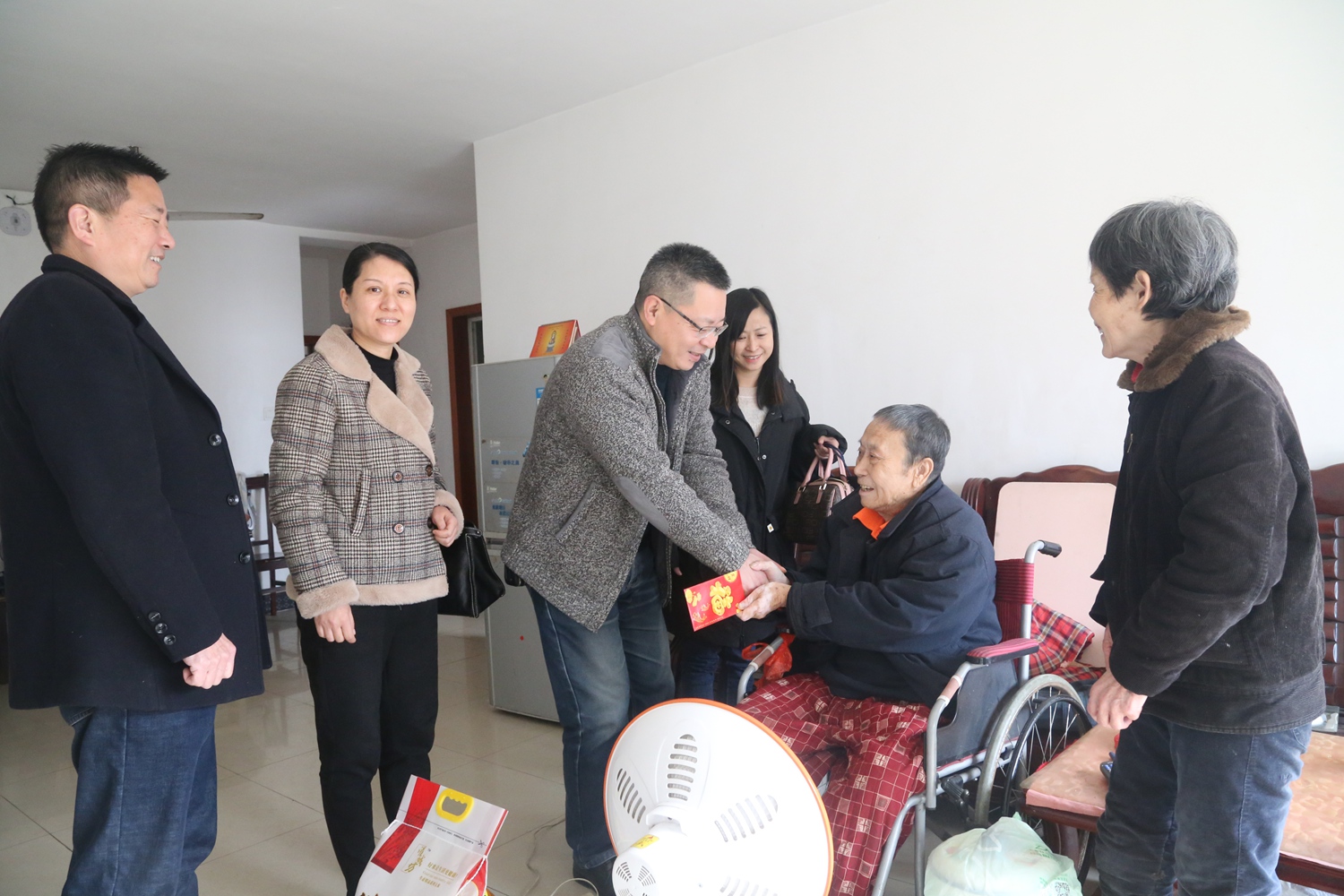 公司领导走访慰问退休老党员和困难职工 公司领导走访慰问退休老党员和困难职工