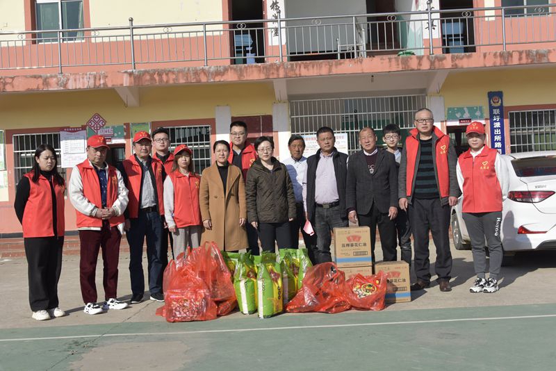 公司开展“与村共建”志愿者帮扶活动 公司开展“与村共建”志愿者帮扶活动